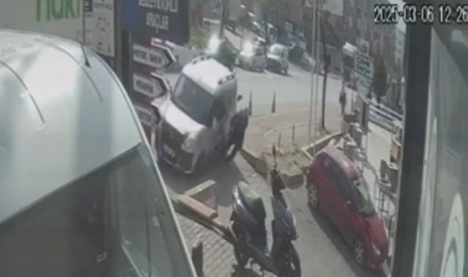 Kocaeli’de faciadan dönüldü! Hafif ticari araç yayaya çarptı: 1 ölü