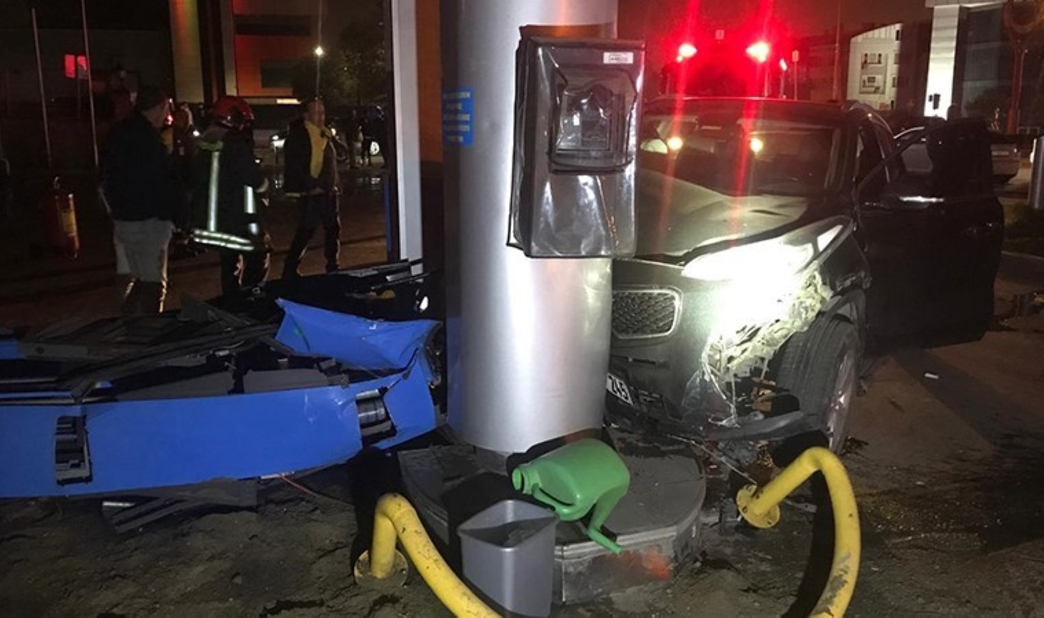 Kocaeli’de faciadan dönüldü: Savrulan otomobil, akaryakıt istasyonundaki pompayı devirdi!