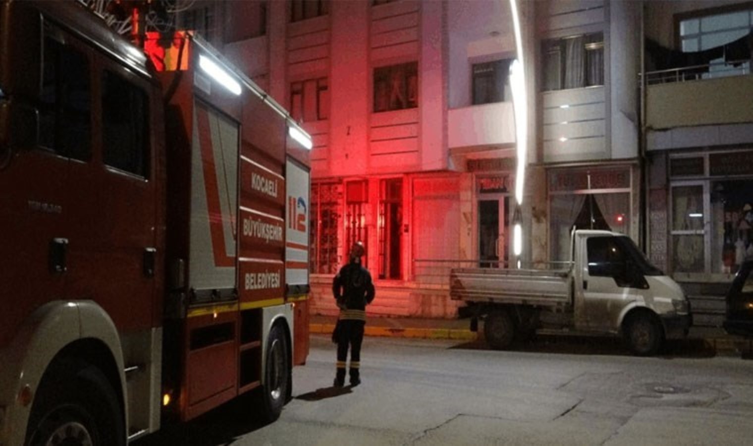 Kocaeli’de panik anları: Fayanslar düştü, apartmandakiler tahliye edildi!
