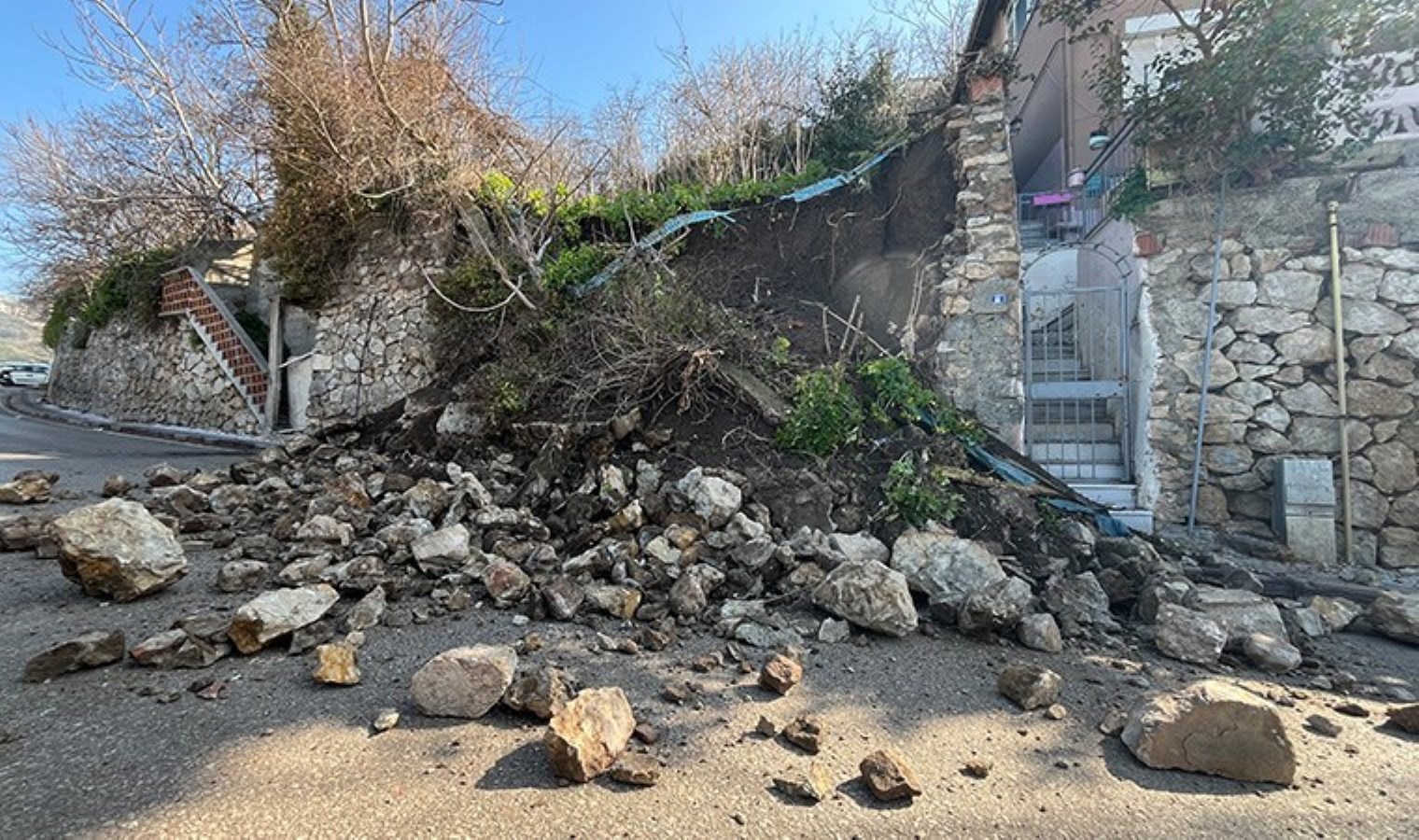 Kocaeli’de panik anları! İstinat duvarı çöktü: 3 katlı bina tahliye edildi