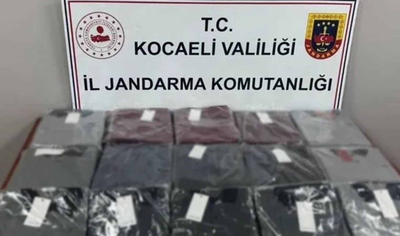 Kocaeli’de ‘sahte kıyafet’ operasyonu: Ünlü markalara ait bin 500 parça ele geçirildi