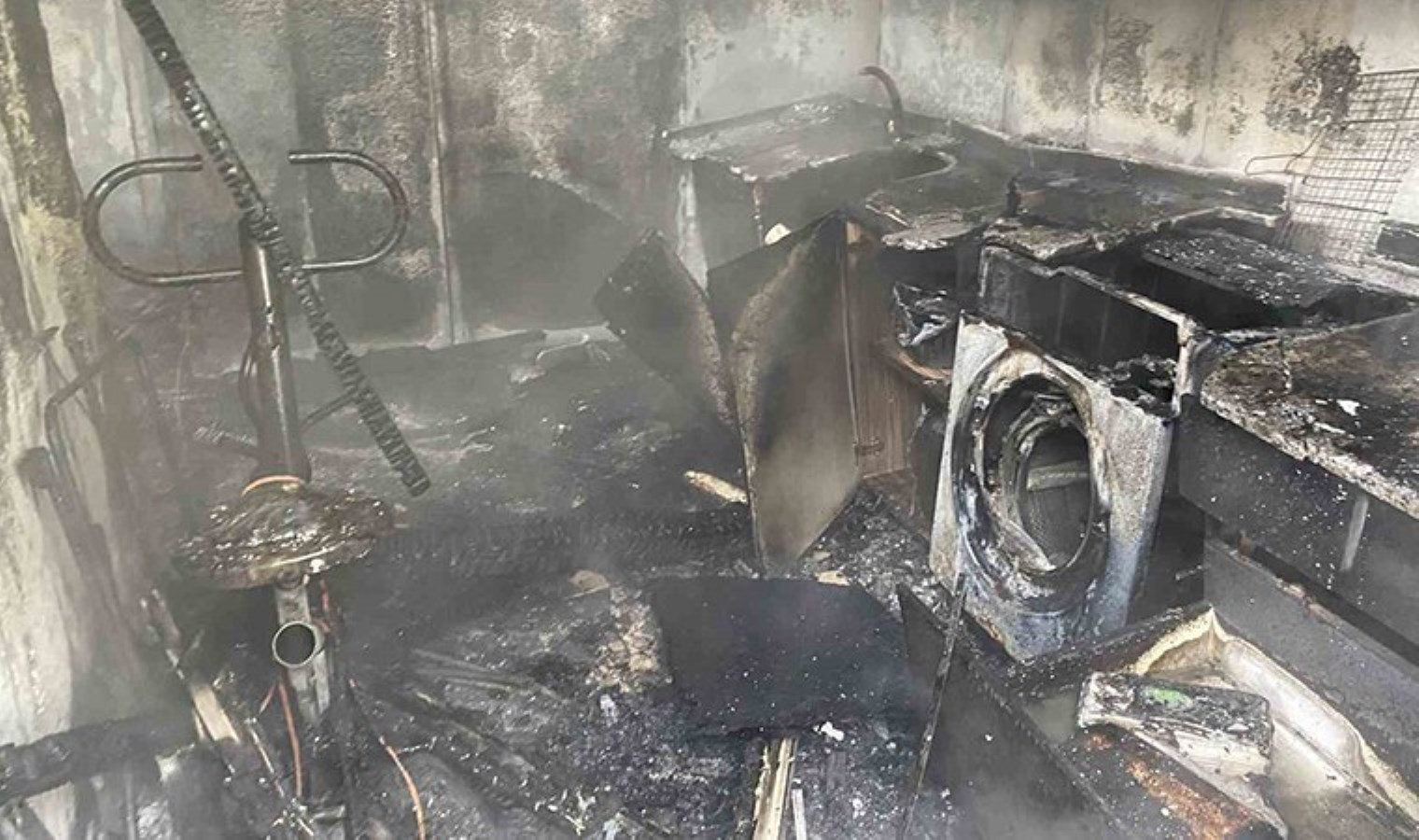 Kocaeli’de yangın paniği! Prefabrik ev alev alev yandı: Eşyalar kül oldu