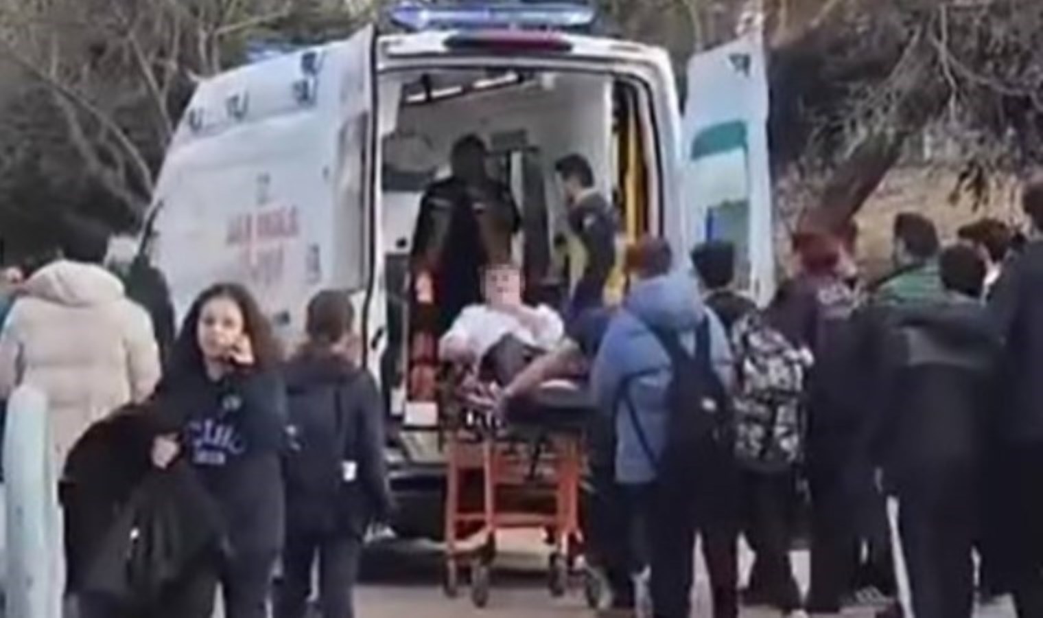 Kocaeli’nde okulun önünde öğrenciye bıçaklı saldırı!