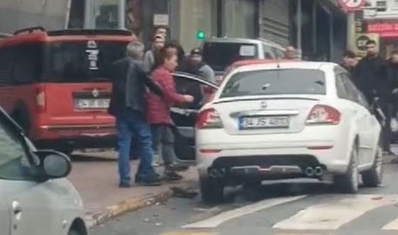 Kocasına sinirlendi: Kredi çekip aldıkları arabaya çekiçle zarar verdi!