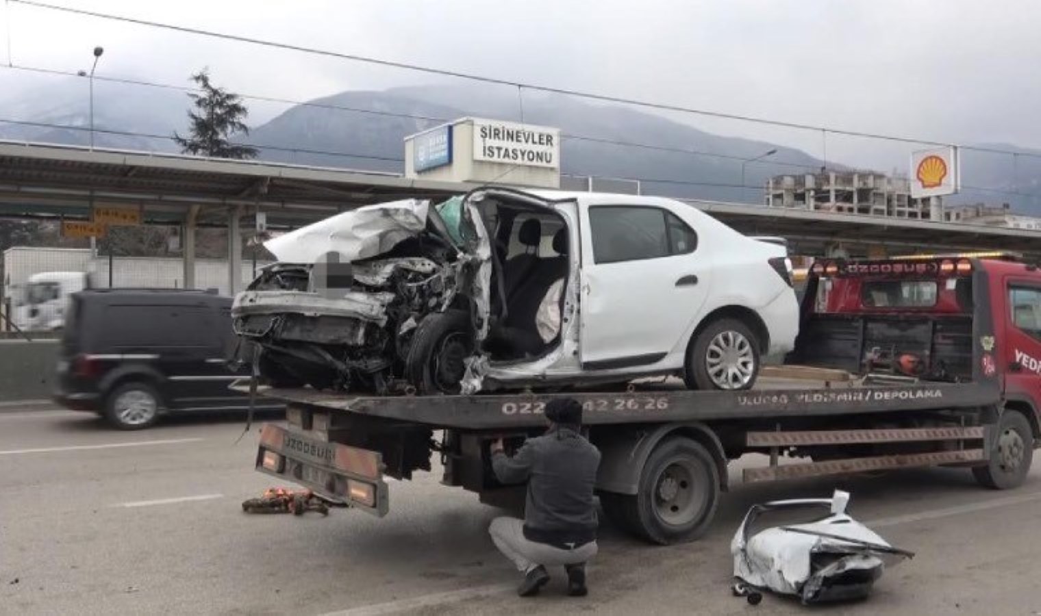 Kontrolden çıkan araç metro istasyonun duvarına çarptı: 1 ölü