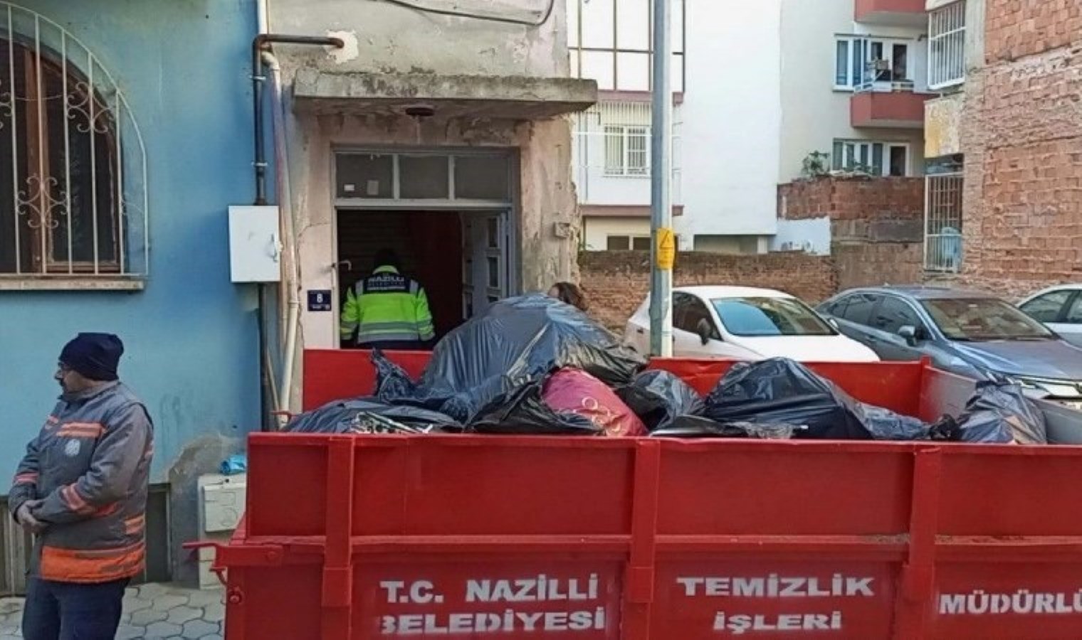 Kötü koku ekipleri harekete geçirdi: 7 traktör römorku dolusu çöp çıktı