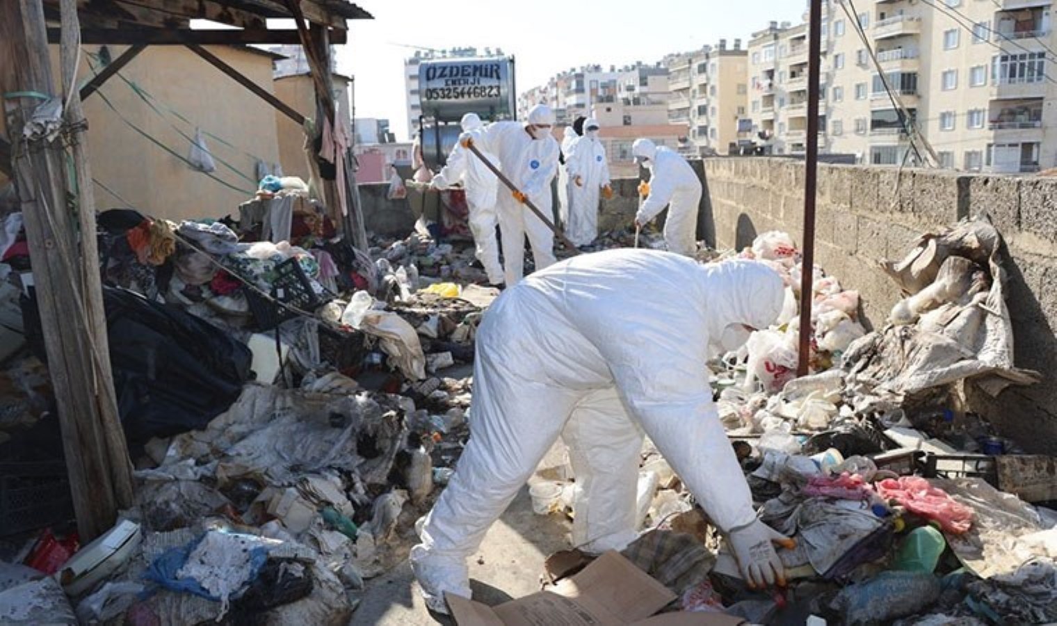Kötü koku ekipleri harekete geçirdi: Bir evden 10 ton çöp çıktı