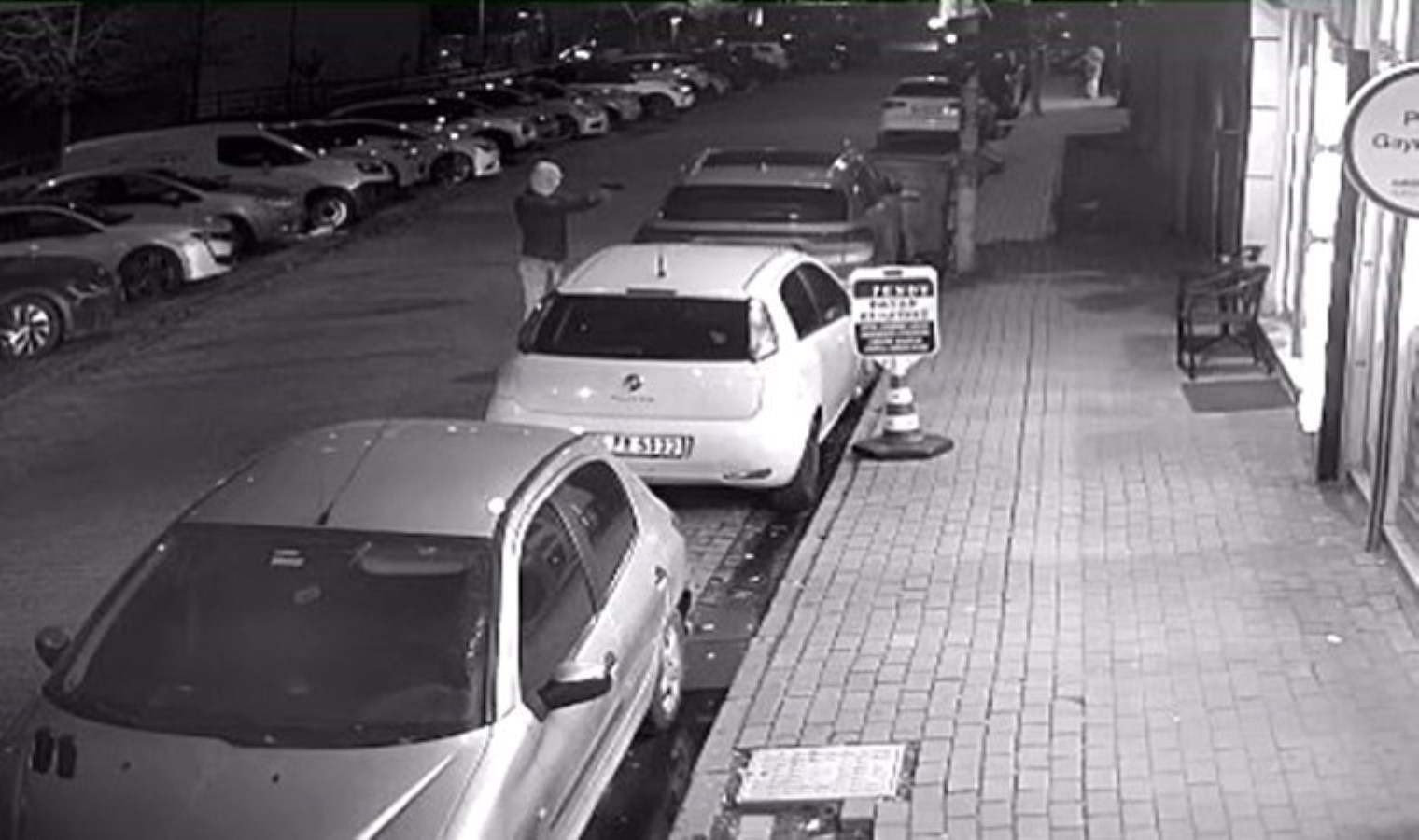 Kuaförü kurşunlamak isterken silah tutukluk yaptı ama saldırıdan vazgeçmedi!