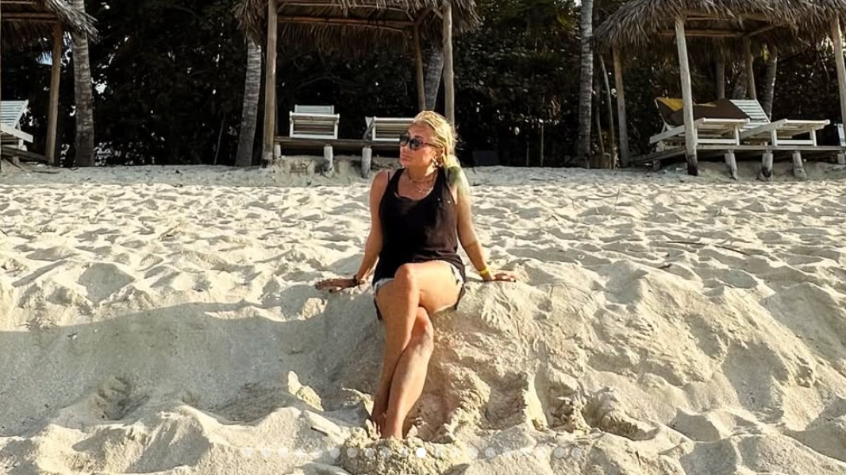 Küba’ya gitti! 61 yaşındaki Yonca Evcimik bikini video yayınladı