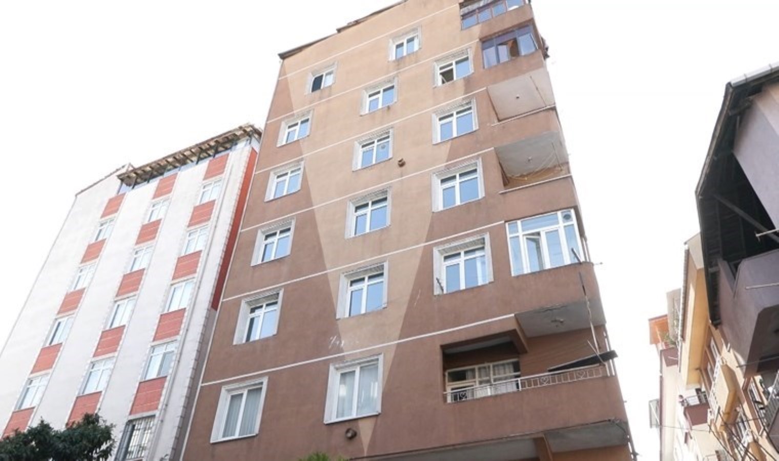 Küçükçekmece ‘de 8 katlı bina tahliye edilip mühürlendi