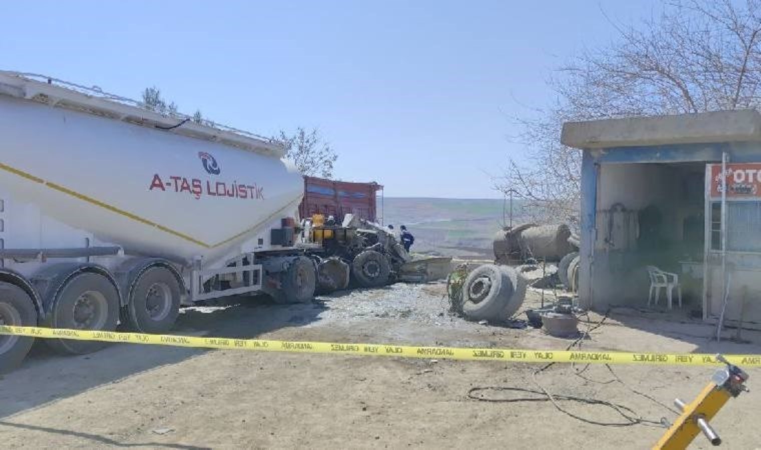 Kum yüklü kamyon park halindeki TIR’lara çarptı: Ölü ve yaralı var!