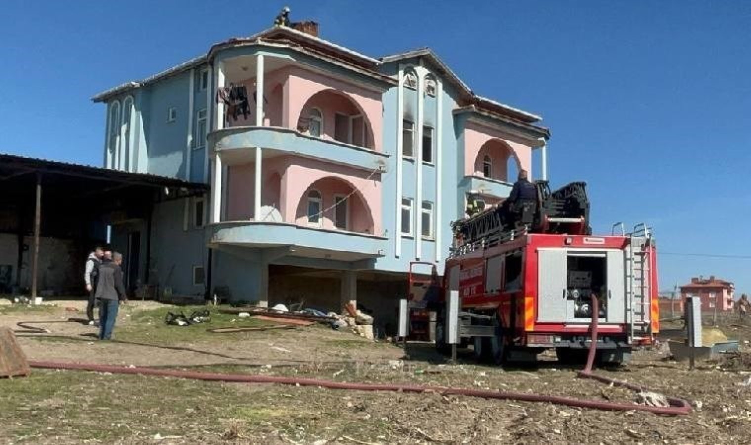 Kütahya’da korkutan yangın… 2 kişi hastaneye kaldırıldı!