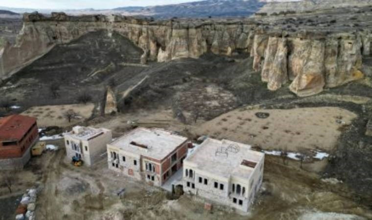 Kütlesel mirasımız olan bölgede, peribacalarının ortasına betonarme binalar yapılıyor: ‘Kapadokya yok ediliyor’