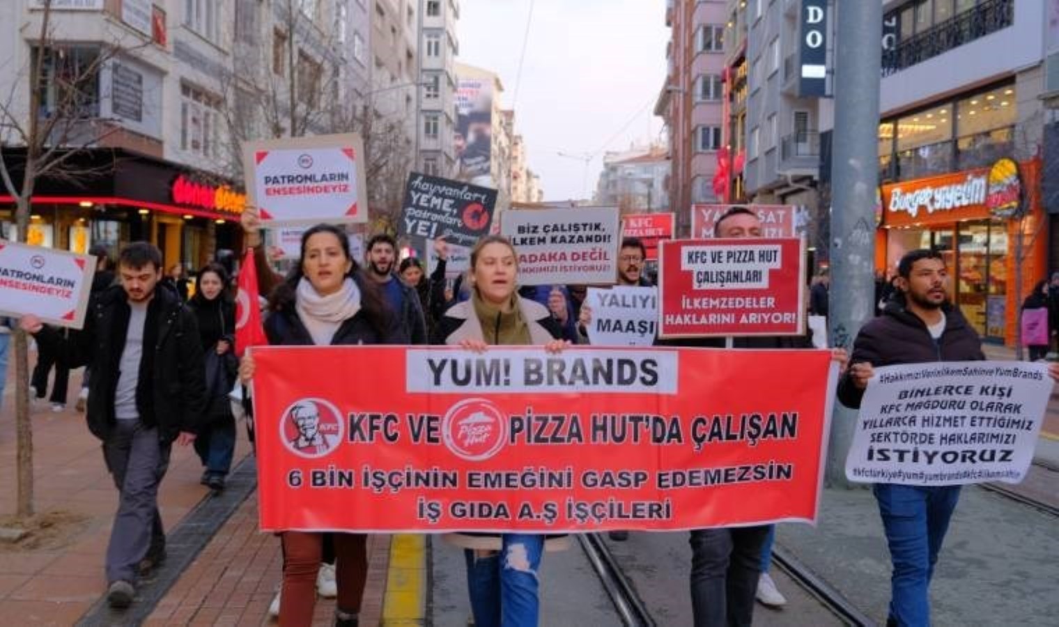 Maaşlarını ve tazminatlarını alamayan KFC ve Pizza Hut işçilerinden eylem: ‘Krizin yükünü patronlar ödesin’