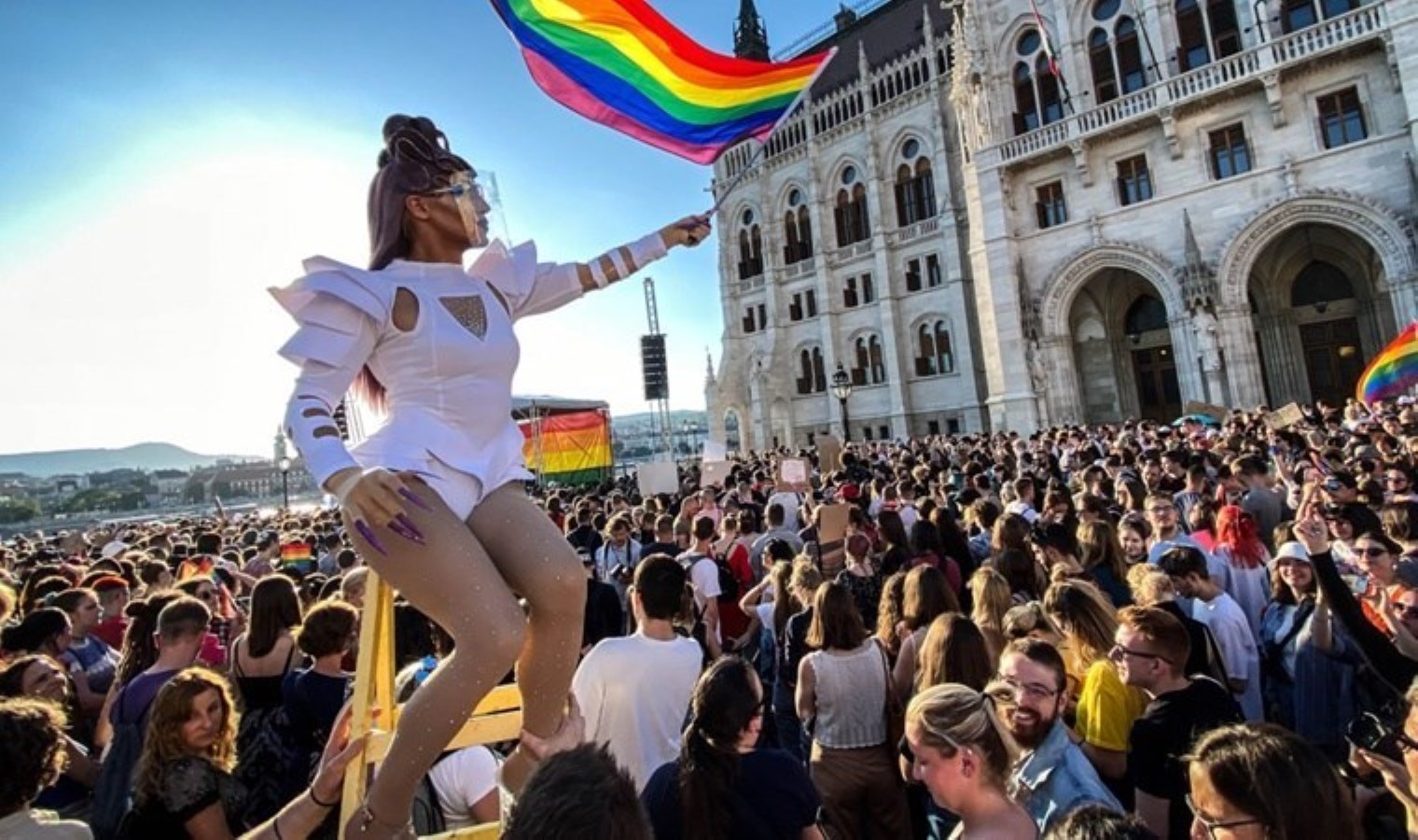 Macaristan’da LGBT yürüyüşleri yasaklandı