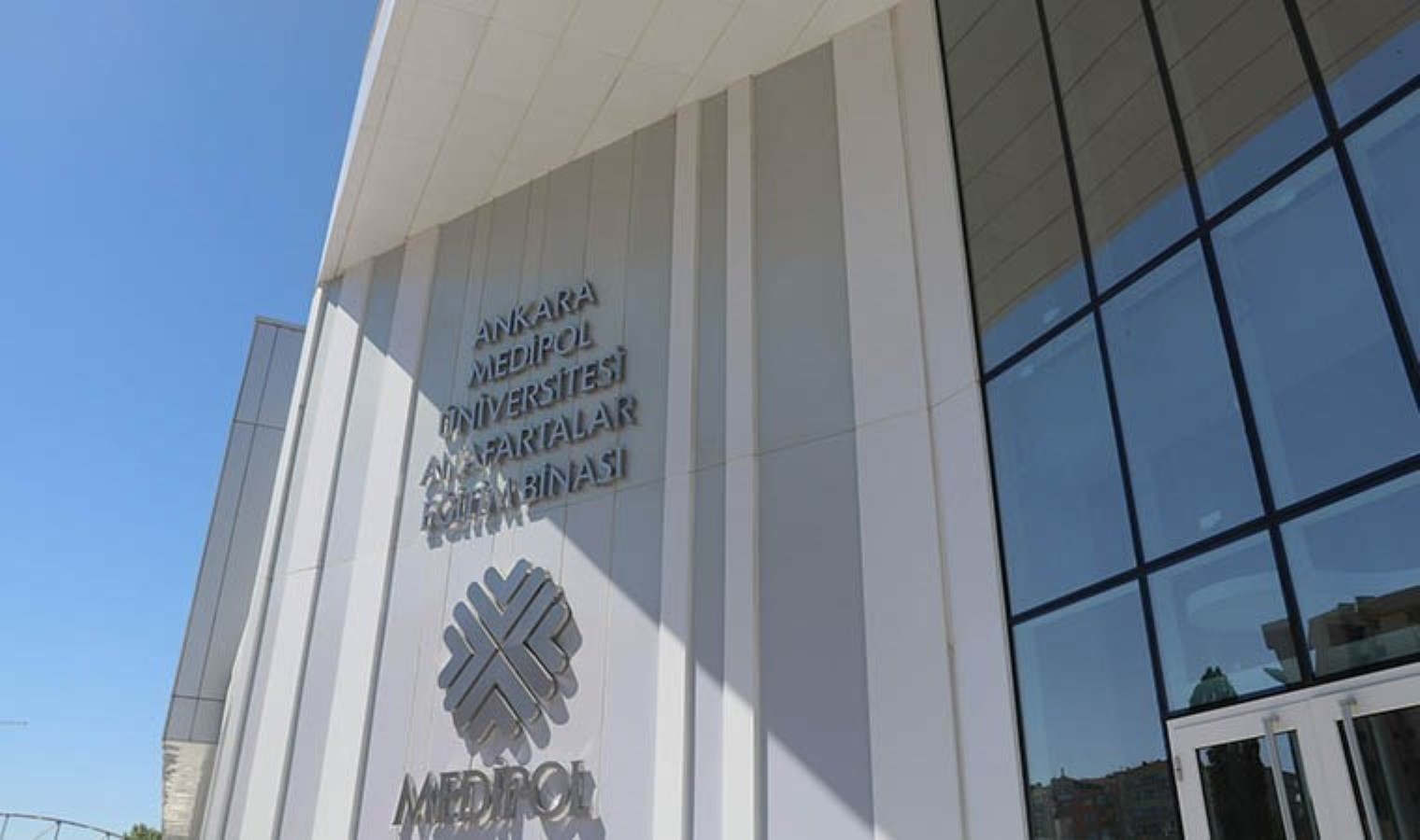 ‘Makam aracında uyuşturucu’ iddiasına yanıt: ‘Yeni rektörümüzün göreve başlamasıyla işten çıkarıldı’