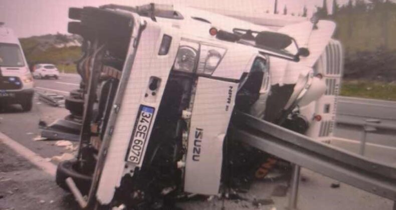 Manisa’da et yüklü TIR demir bariyerlere çarparak devrildi: 1 ölü