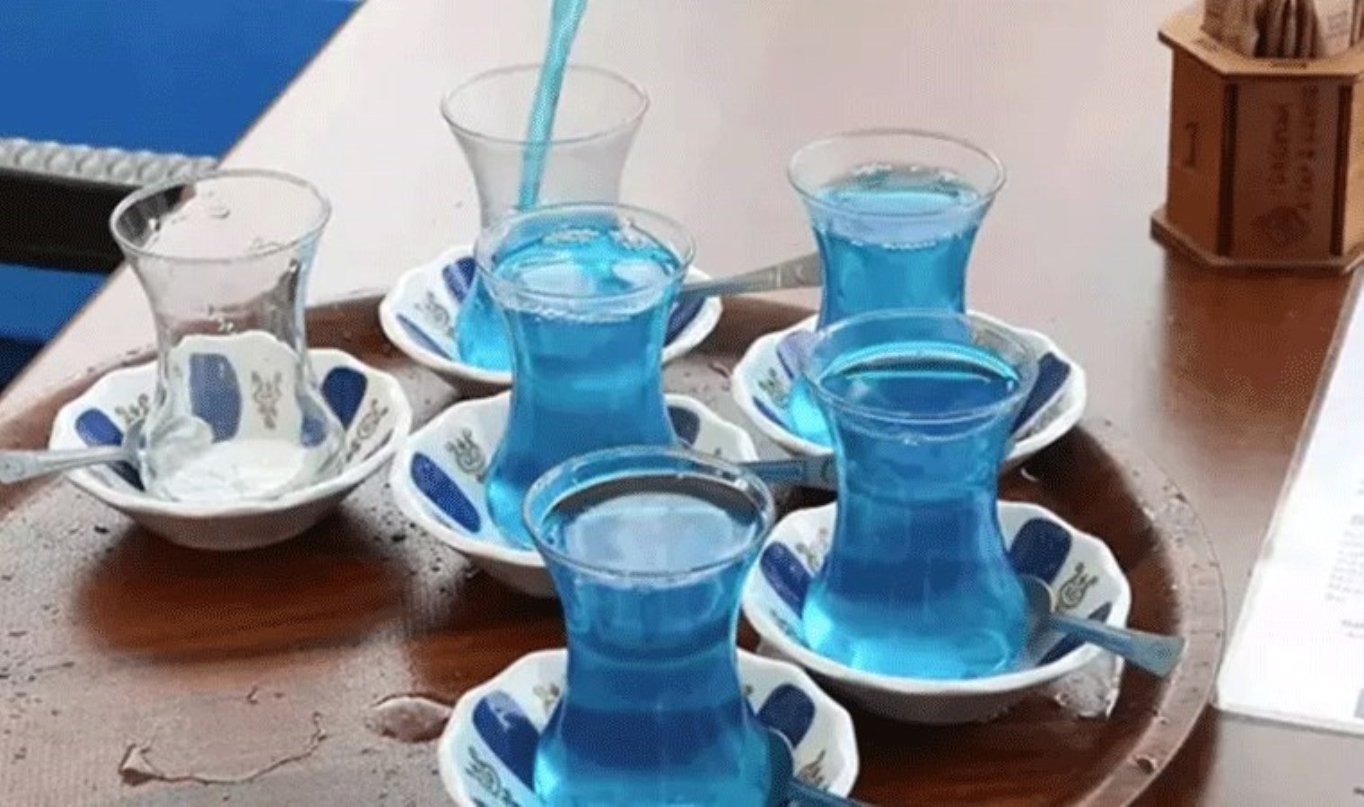 Mavi rengiyle dikkat çekti: ‘Turanyum’ çayı sosyal medyada gündem oldu!