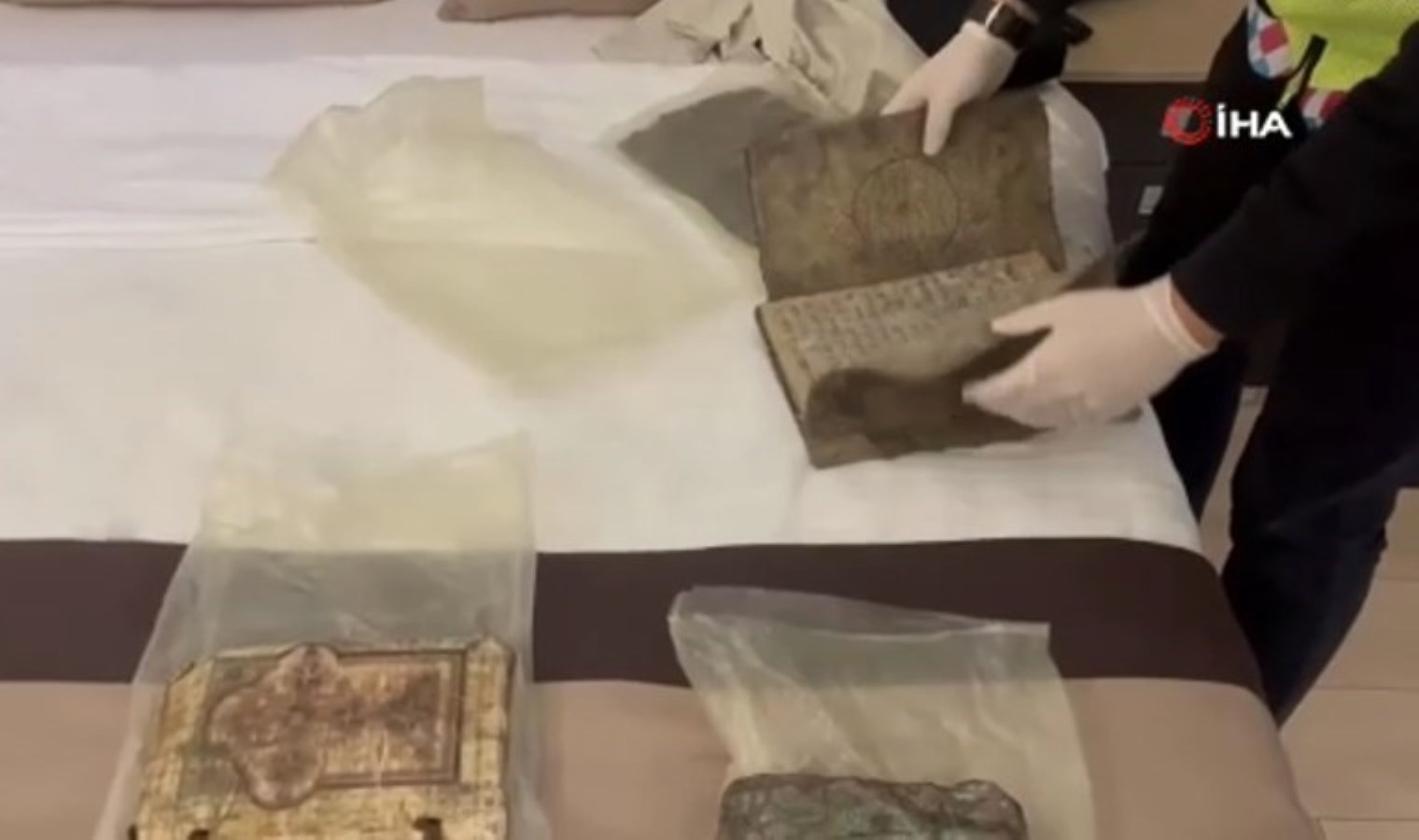 Mersin’de ekiplerden baskın! 6 adet tarihi el yazması kitap ele geçirildi: 3 gözaltı