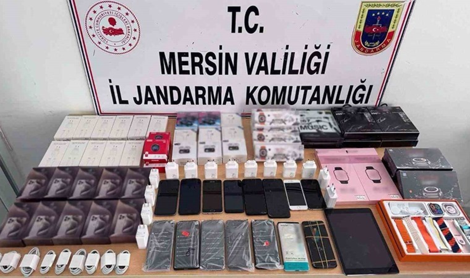 Mersin’de ‘kaçakçılık’ operasyonu: 15 cep telefonu ele geçirildi