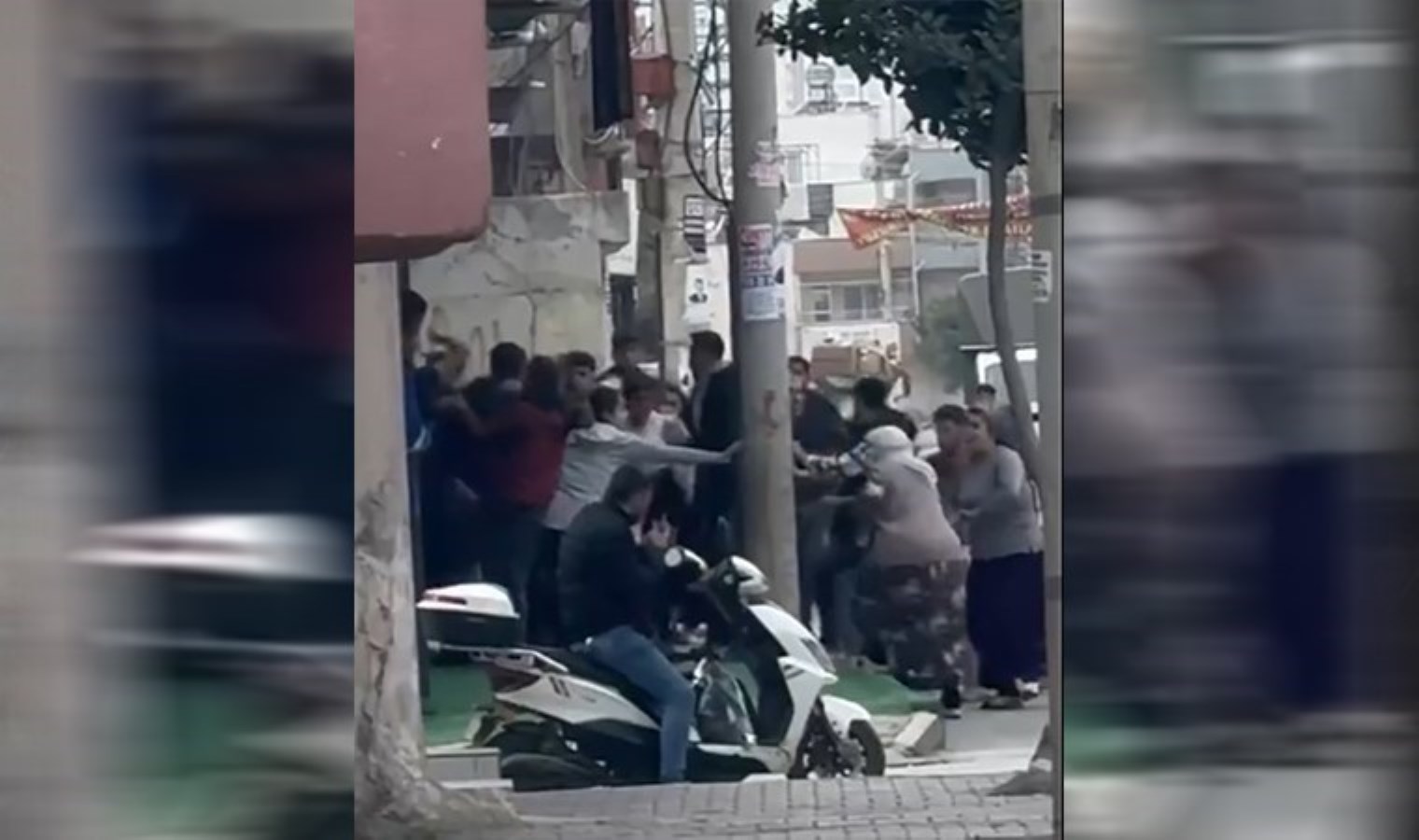 Mersin’de tekmeli, yumruklu, sopalı yol verme kavgası! Sokağa taştı…