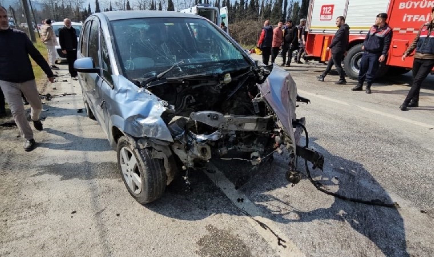 Minibüs ile otomobil çarpıştı: 5’i çocuk 10 yaralı!