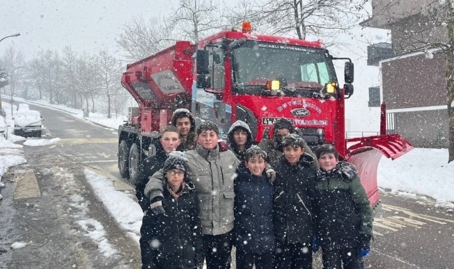 Miniklerin kar küreme aracına tepkisi gülümsetti