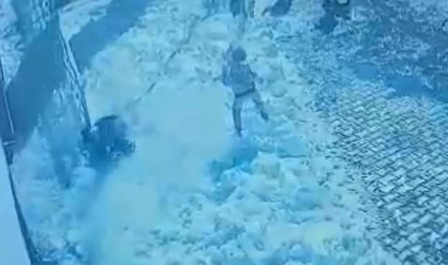 Muş’ta korkunç olay… Çocuğun başına okulda buz kütlesi düştü!