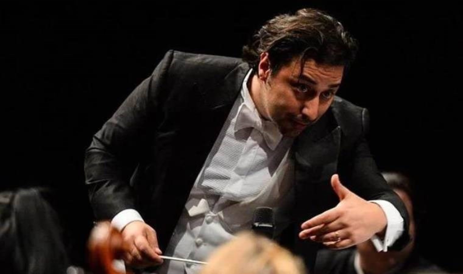 Müziğimizi yurtdışına taşıyan orkestra şefi Murat Cem Orhan iki yeni konserle gündemde: Türk besteciler Avrupa’da