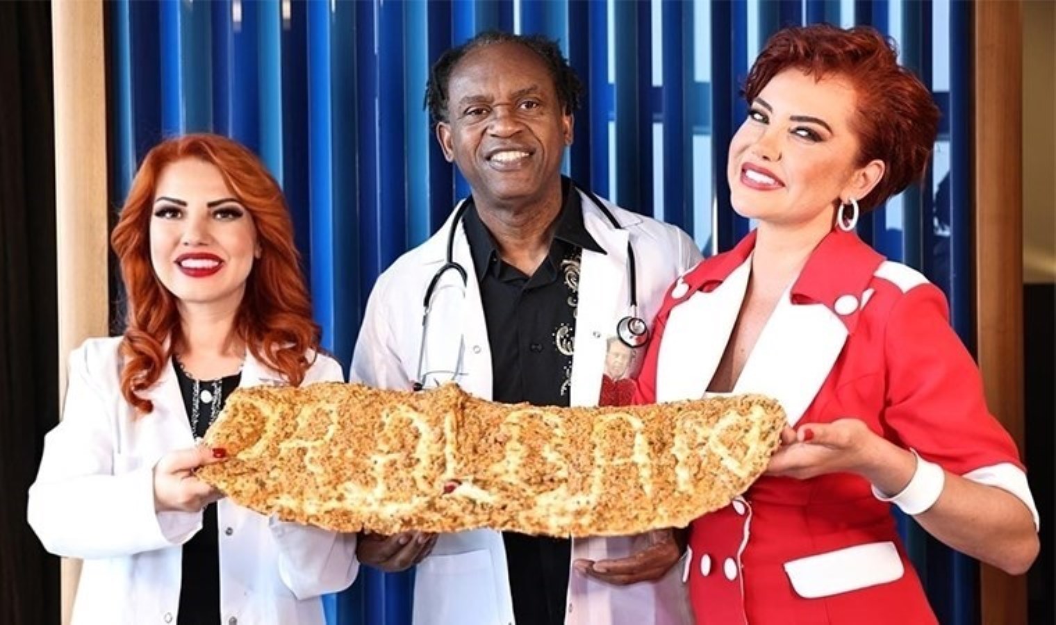 Nijeryalı ünlü müzisyen Dr. Alban İstanbul’a geldi: Lahmacun ve çiğ köfteyle karşılandı