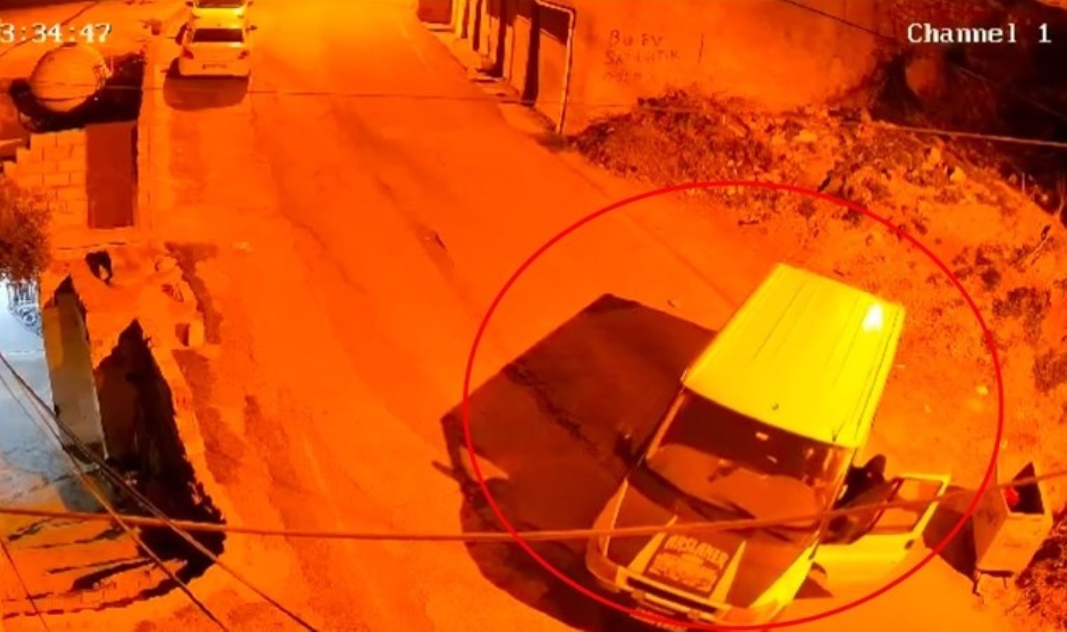 O anlar kamerada: Minibüsü iterek çalmaya kalkıştılar!