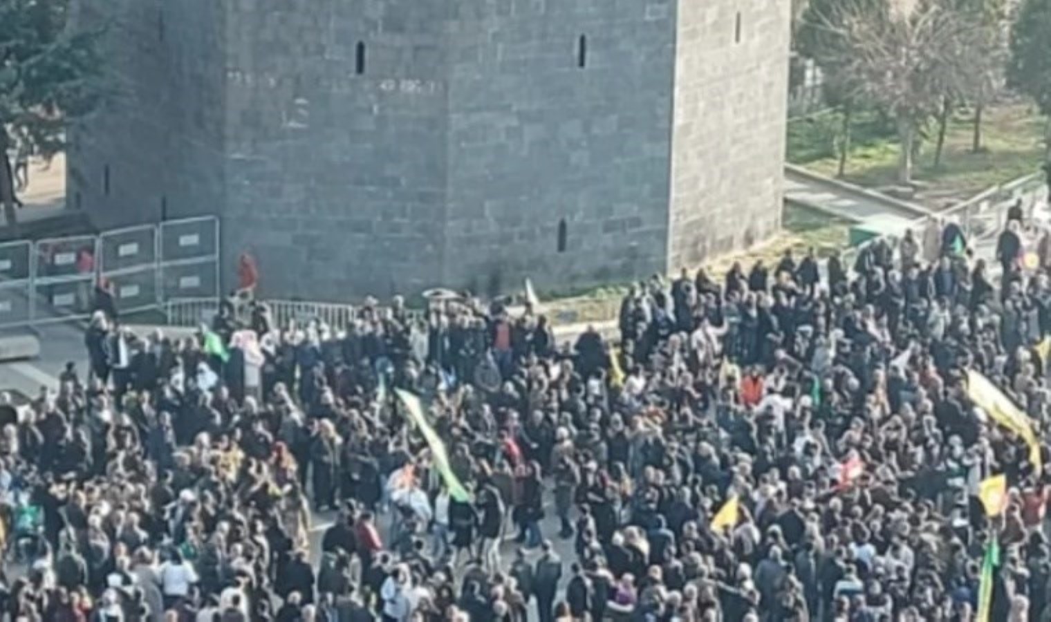 Öcalan’ın çağrısı için Diyarbakır’da kalabalık meydana toplandı