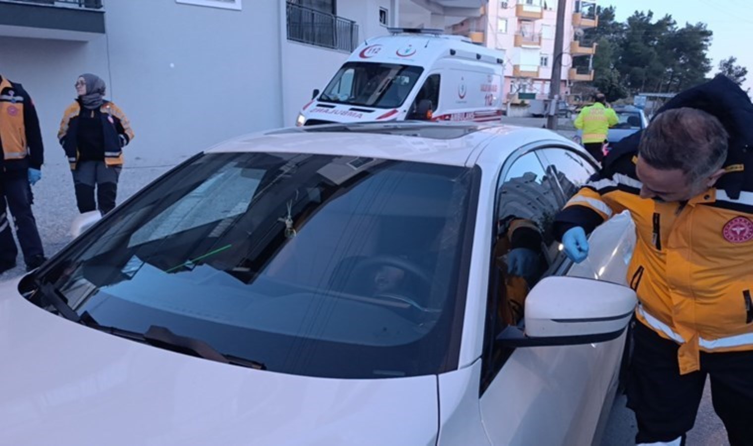 Olay anı kamerada: Polisi görünce gaza bastı, önce araca çarptı sonra eve daldı