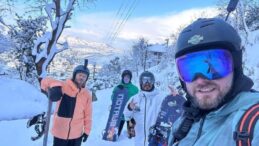 Ordu’da kar kalınlığı 40 santimi buldu: Sokaklarda snowboard yaptılar