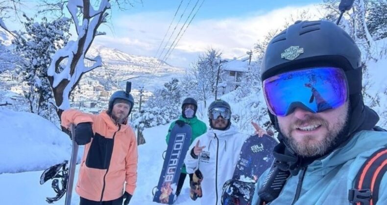 Ordu’da kar kalınlığı 40 santimi buldu: Sokaklarda snowboard yaptılar