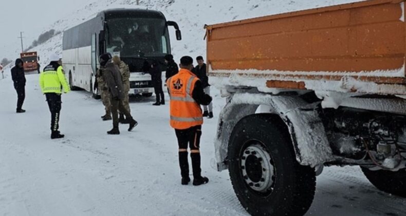 Otobüs kara saplandı, 42 öğrenci minibüslerle tahliye edildi