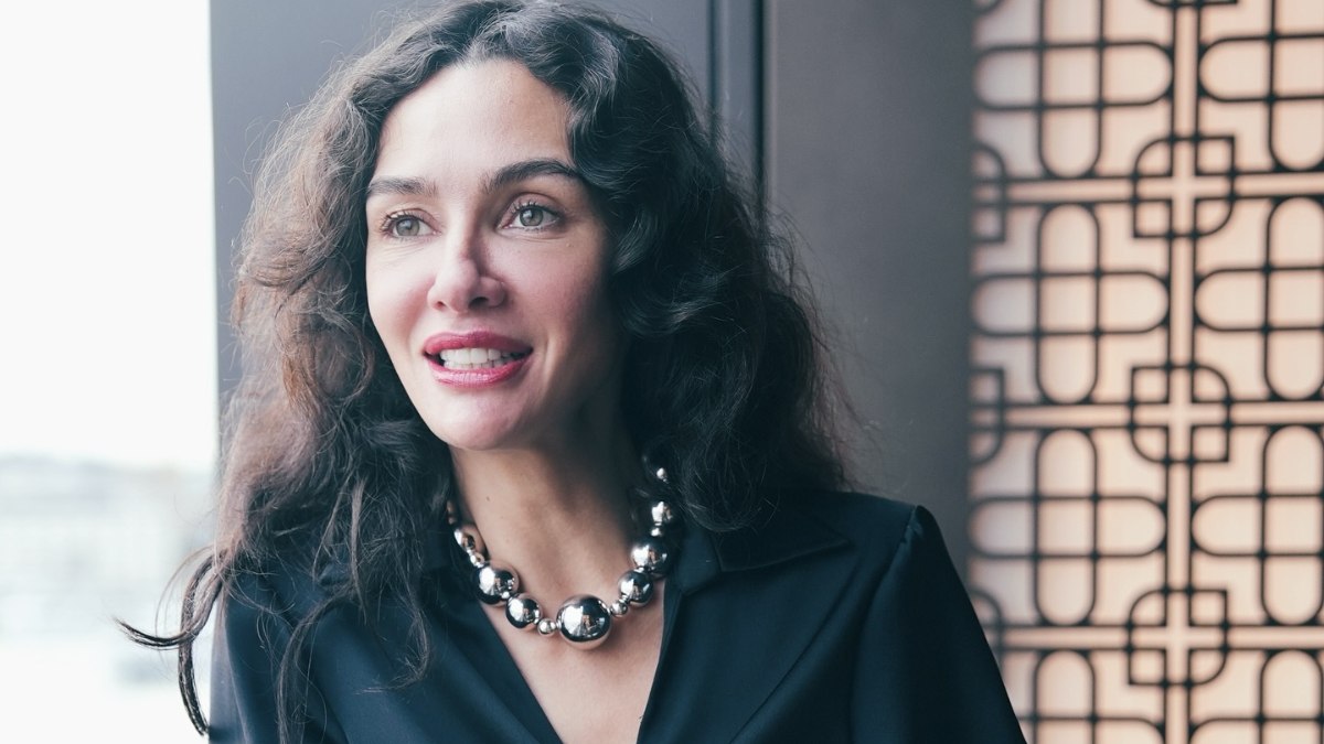 Oyuncu Birce Akalay saçlarını kısacık kestirdi! İşte yeni imajı