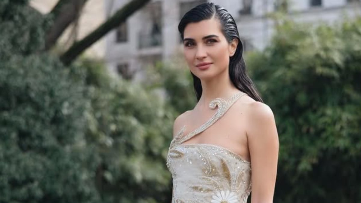 Oyuncu Tuba Büyüküstün Paris’te güzelliğiyle büyüledi