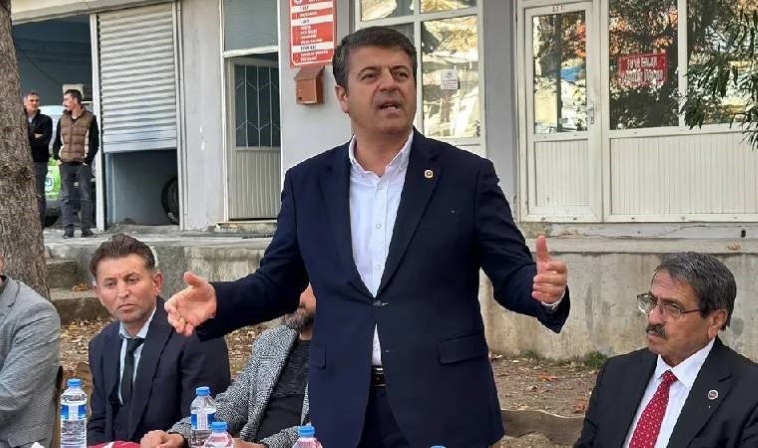 Özgür Özel ilk defa canlı yayında anlattı… ‘CHP’li Tutdere, Bakan’ın iki yakasına yapışmış’