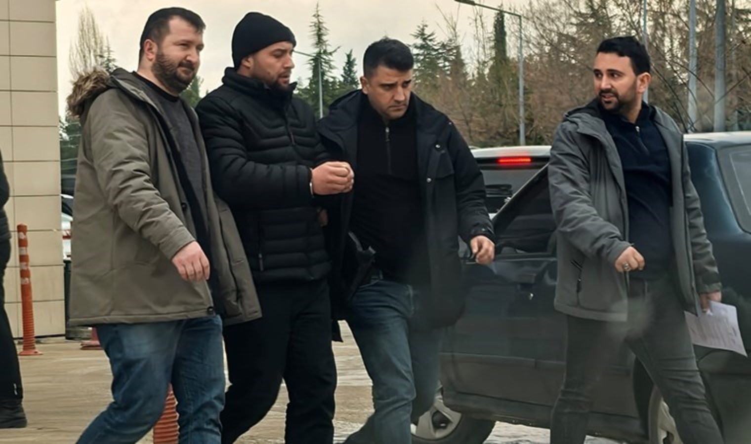 Pencereden kaçacaktı: Firari hükümlü, yakayı ele verdi