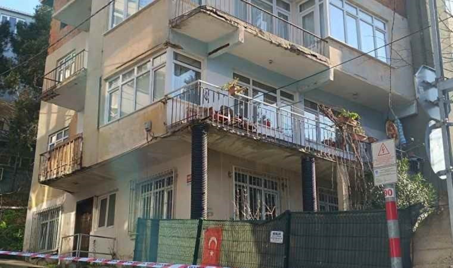 Pendik’te duvarlarından çatlama sesi gelen 3 katlı bina tahliye edildi