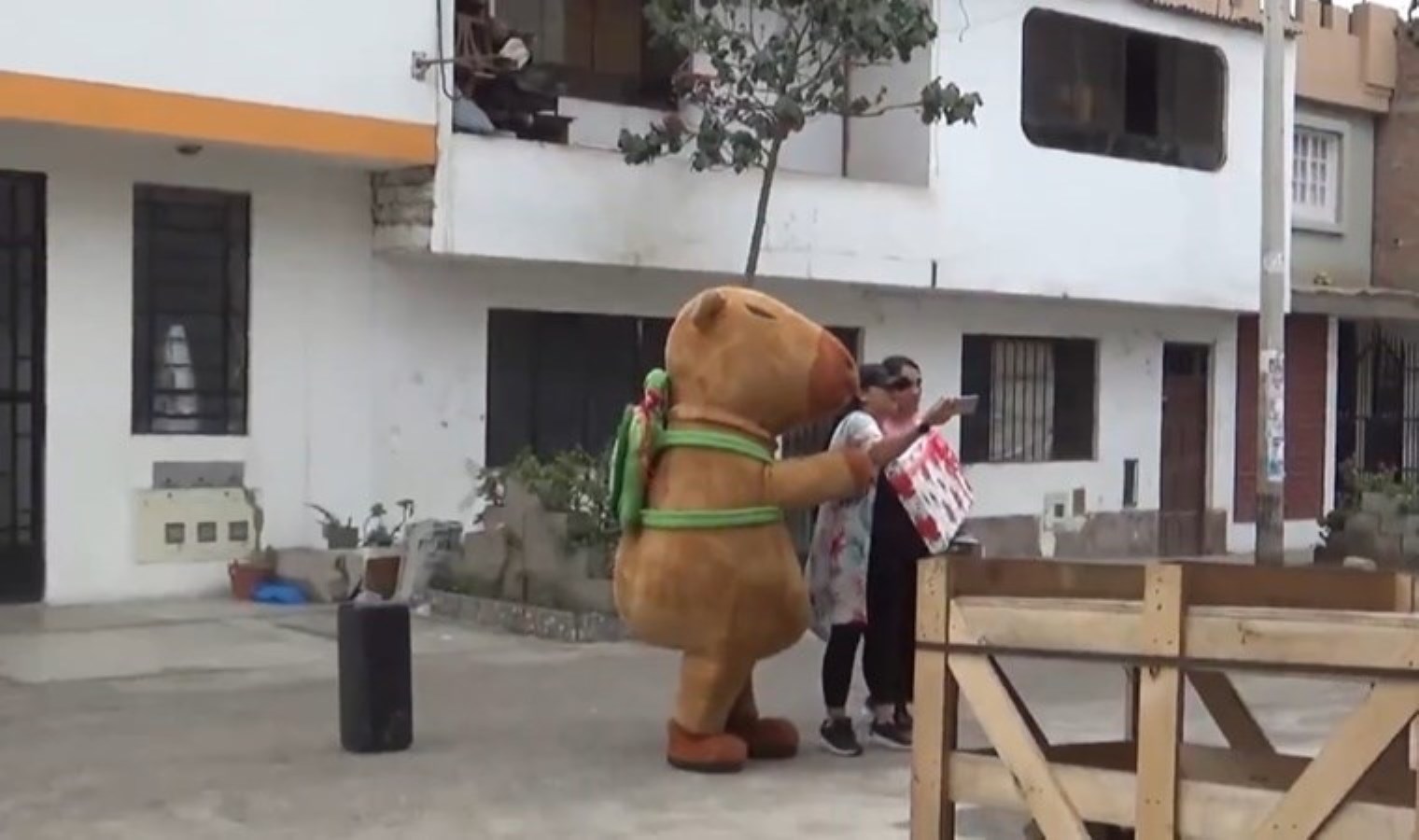 Polisten uyuşturucu tacirine ‘kostümlü’ baskın