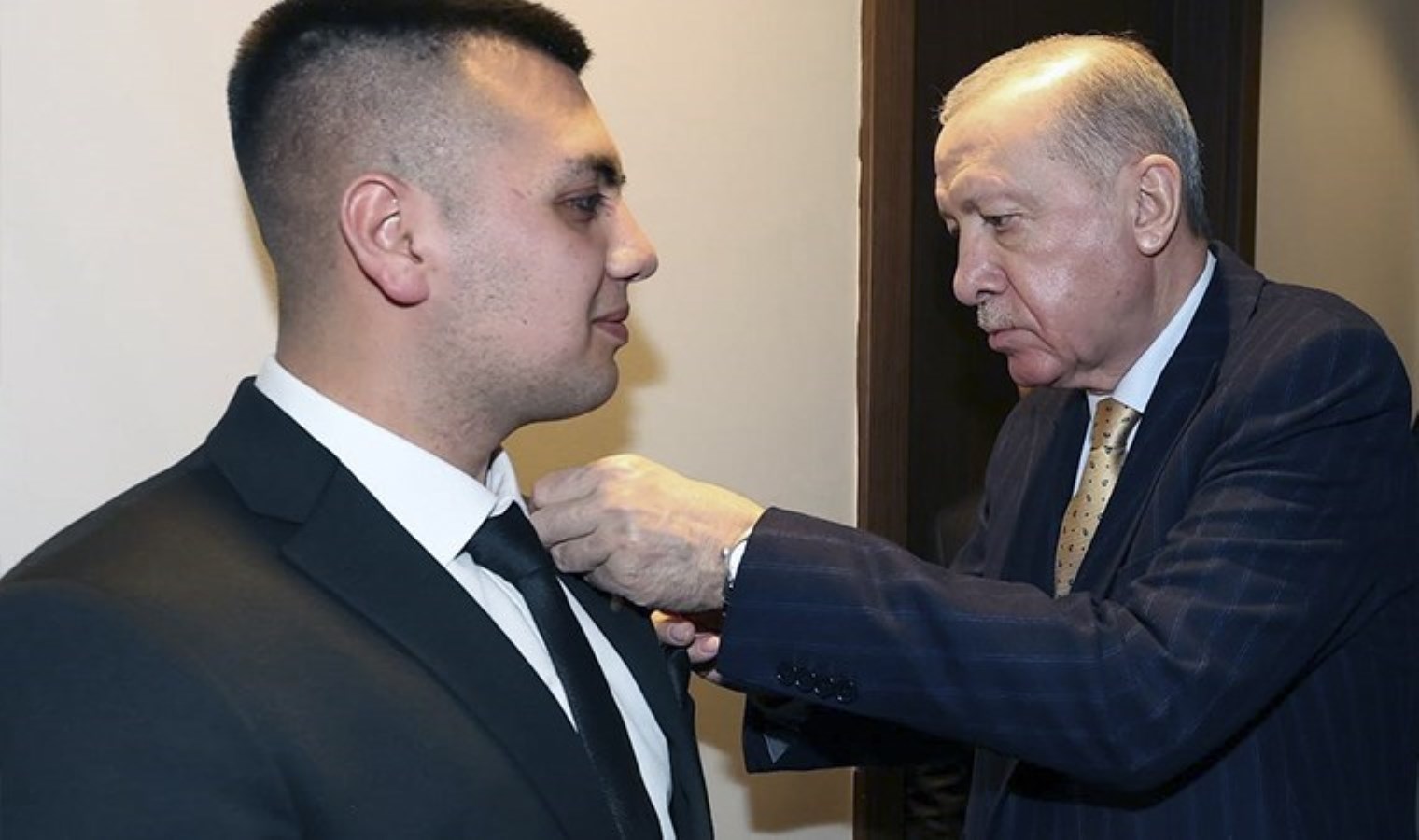 Recep Tayyip Erdoğan’a parti rozetini AKP’li Cumhurbaşkanı Recep Tayyip Erdoğan taktı