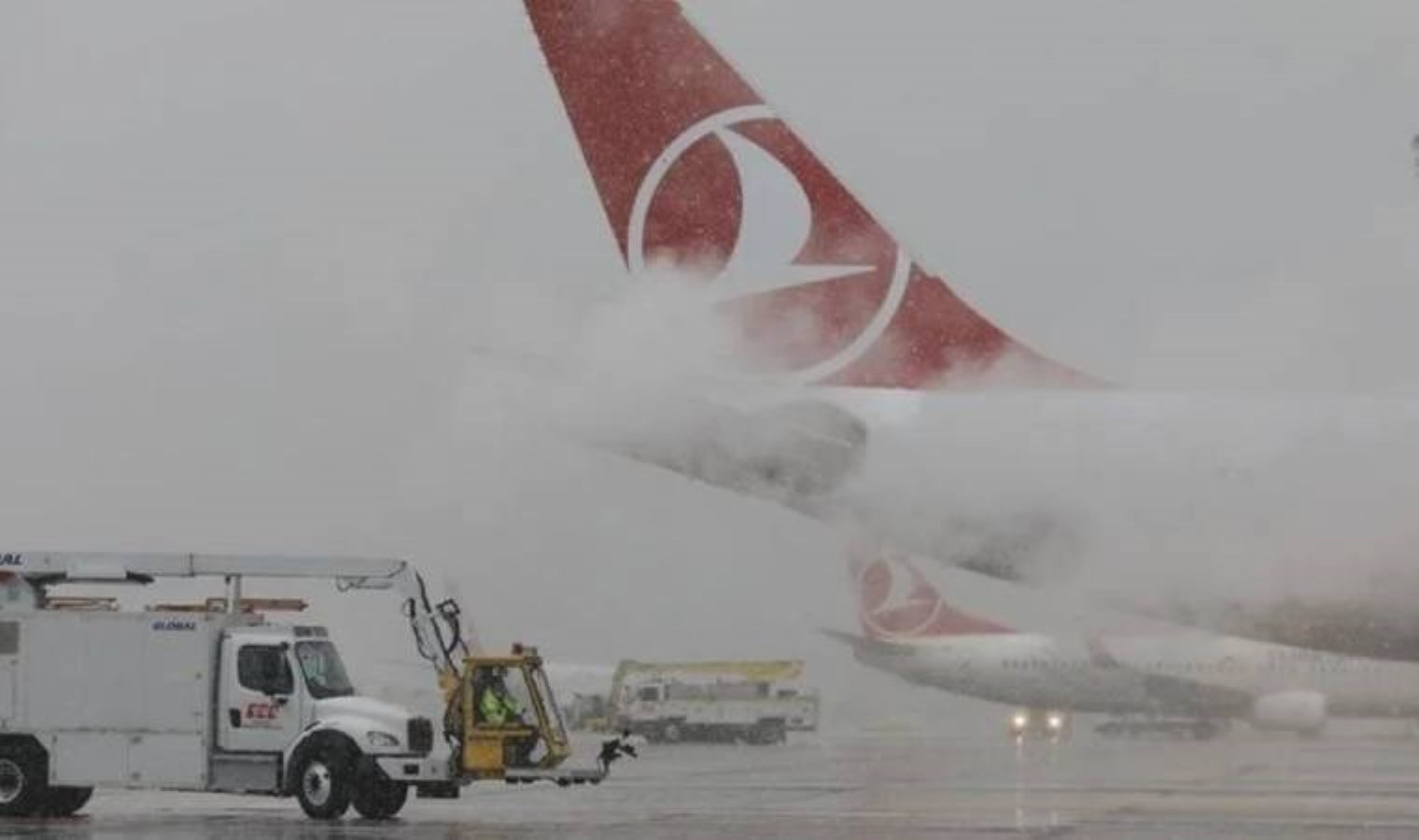 Sabiha Gökçen Havalimanı’nda görüş mesafesi düştü, uçuş trafiği aksadı!