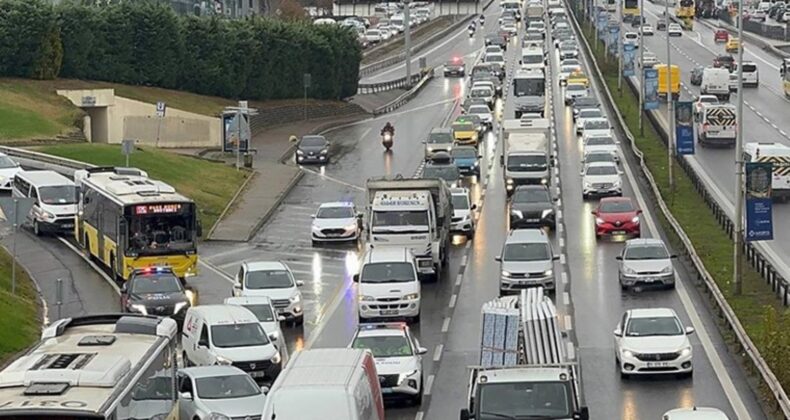 Sağanak, İstanbul’da trafiği kilitledi: Yoğunluk  Anadolu Yakası’nda yüzde 87’ye ulaştı!