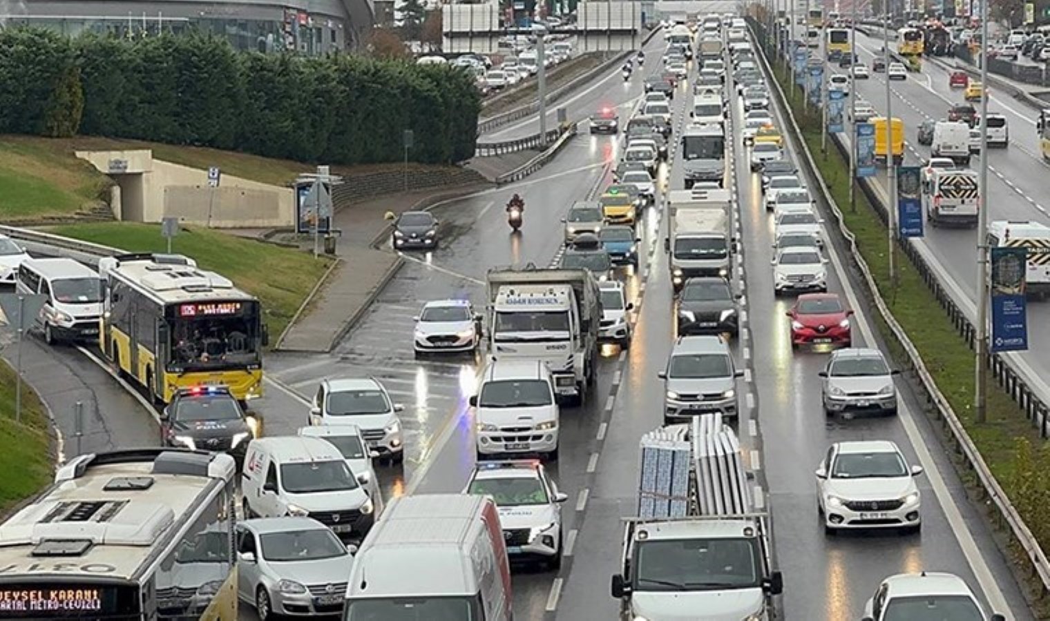 Sağanak, İstanbul’da trafiği kilitledi: Yoğunluk  Anadolu Yakası’nda yüzde 87’ye ulaştı!