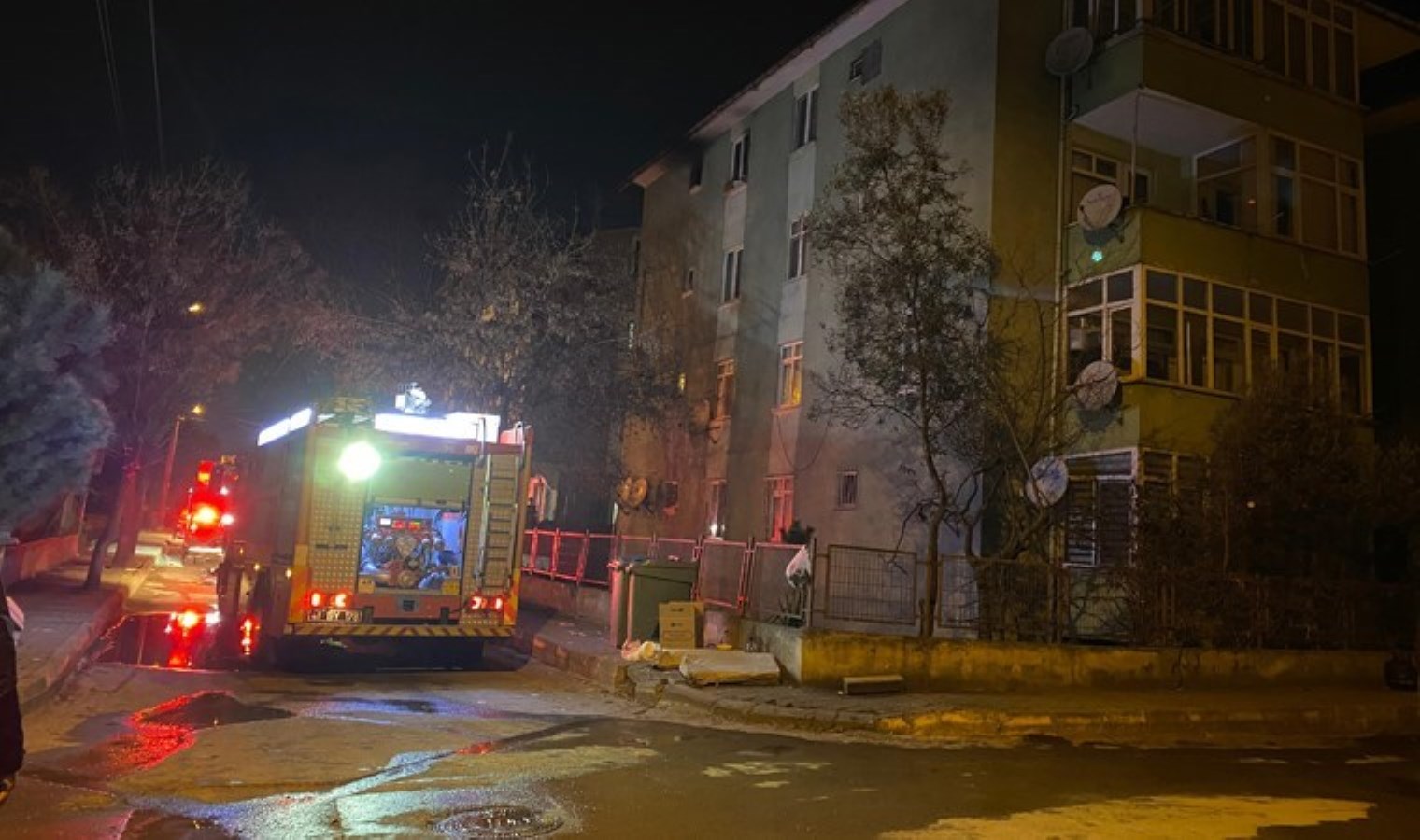 Sahura kalkan aile herkesin hayatını kurtardı! Kocaeli’de 5 katlı binada korkutan yangın: Uyarıyla dışarı çıktılar!