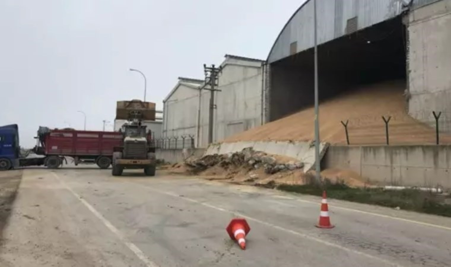 Sakarya’da liman işletmesinin tahıl deposu çöktü