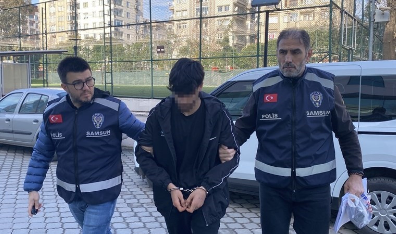 Samsun’da erkek şiddeti… Nişanlısını parkta darbetti!