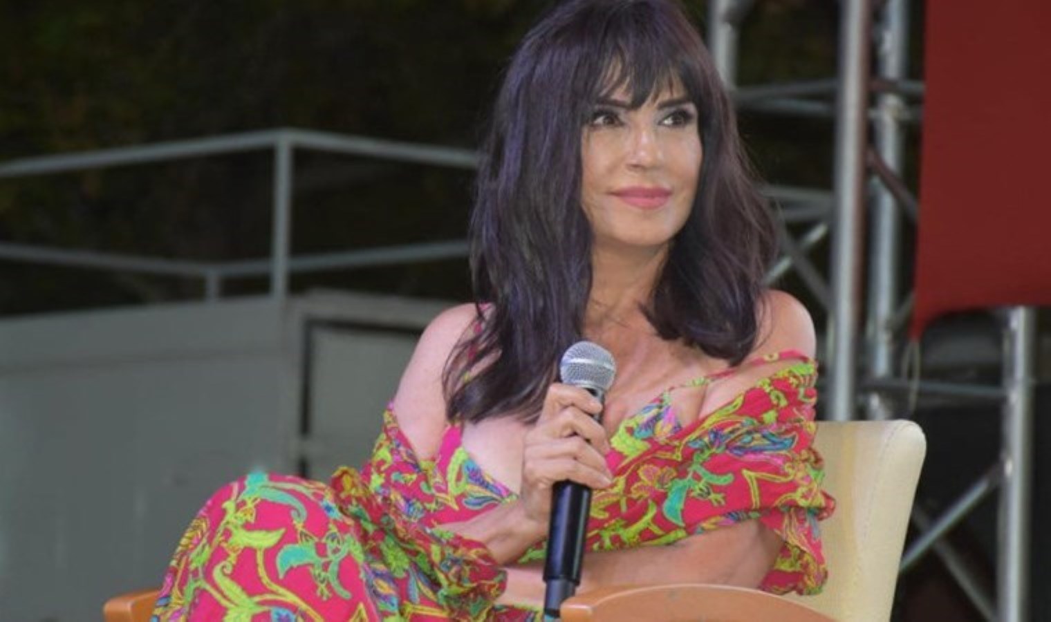 Sanatçı Ayşegül Aldinç, “Yıllar Sonra: Hümeyra” albümünde “Dilber” eserini yorumladı